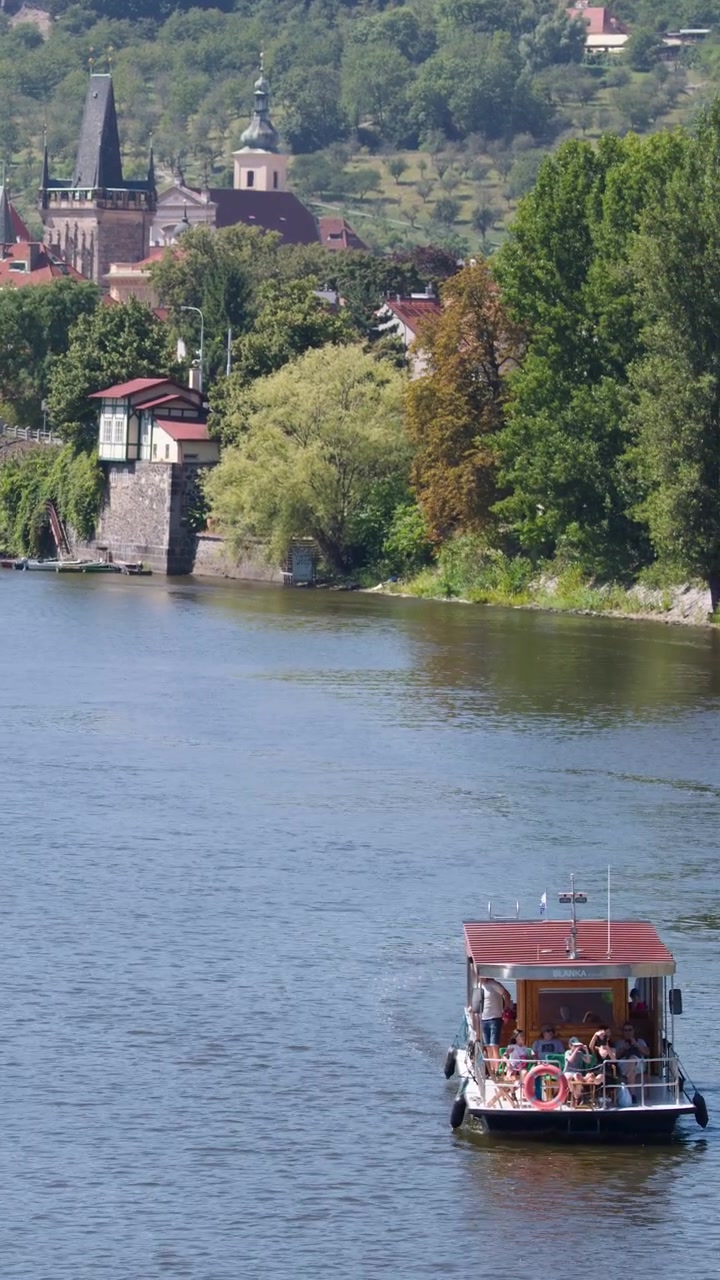 Piccola imbarcazione passeggeri che naviga sul fiume Moldava a Praga