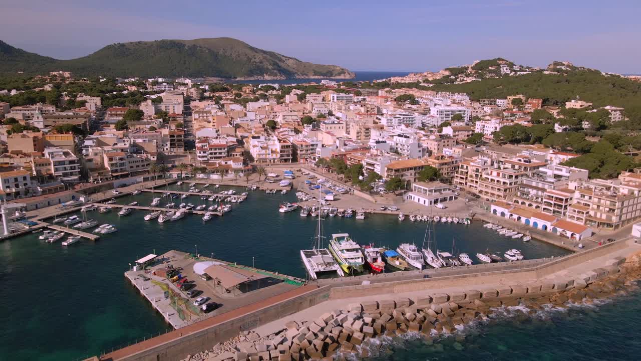 멋진 보트와 매력적인 해안 건물과 함께 아름다운 칼라 라자다 항구를 경험하십시오. 이 그림 같은 마요르카 위치에서 평온한 분위기와 주변 언덕을 발견하십시오.