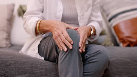 woman experiencing knee pain