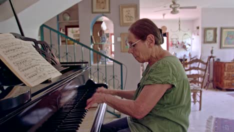anciana tocando un piano de cola en su casa