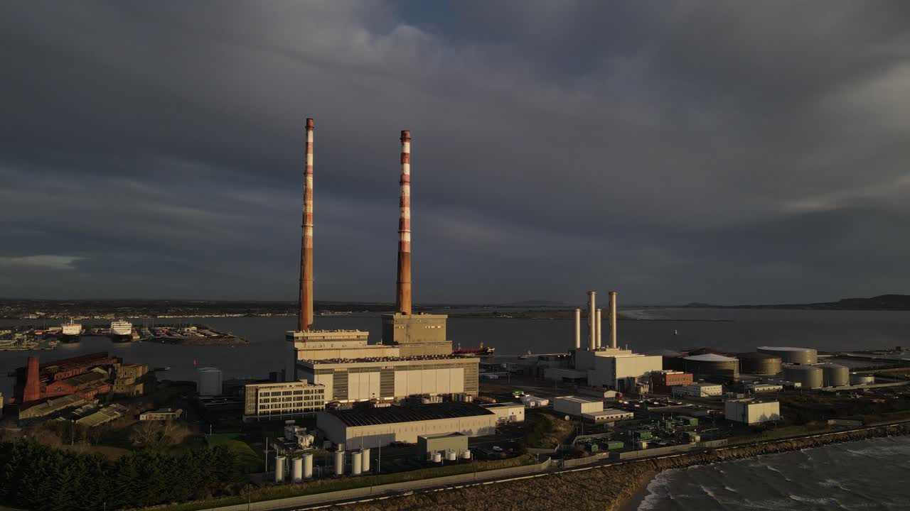 극적인 일몰에 더블린 포트의 전망을 갖춘 더블린 아일랜드의 풀베그 타워 - 공중 드론