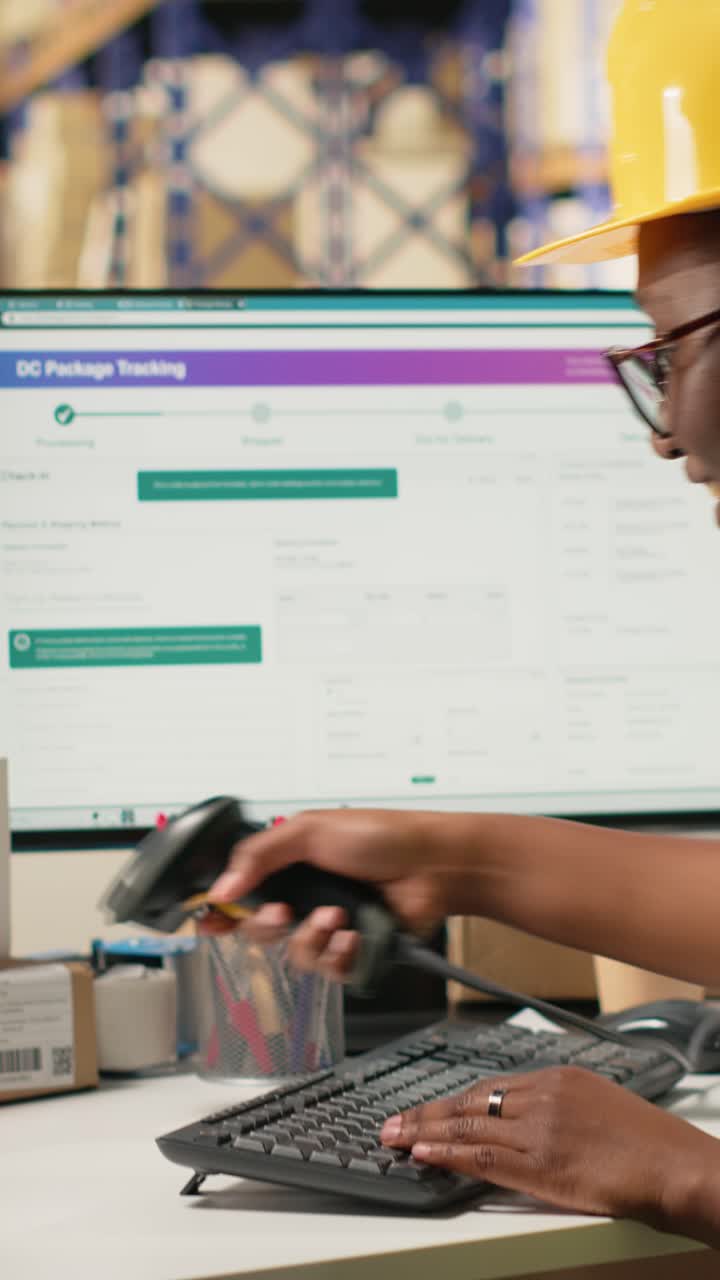 Video verticale. Operaio di magazzino di colore che gestisce la logistica dell'inventario con un assistente virtuale AI.