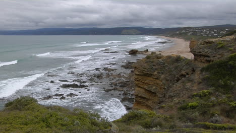 Las-Olas-Ruedan-Hacia-La-Escarpada-Costa-Del-Sur-De-Victoria,-Australia