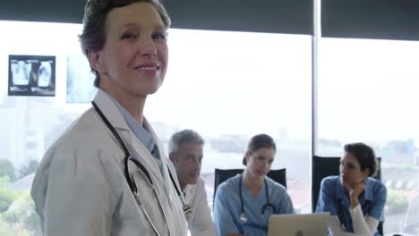 médicos trabajando y sonriendo a la cámara