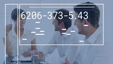 animación de gráficos, cambios de números, barras de carga sobre diversos compañeros de trabajo compartiendo ideas en la oficina