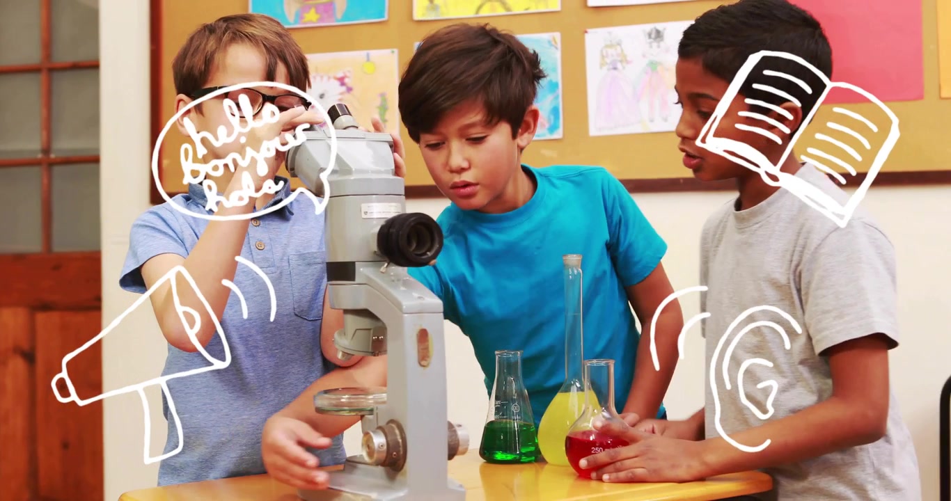 Menino ajustando o botão de foco do microscópio e iniciando um estudo de ciências com ícones animados sobre frascos.