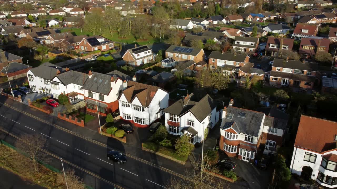 Luftfoto af dyre britiske middelklassehuse med panorering over et landligt forstadskvarter.