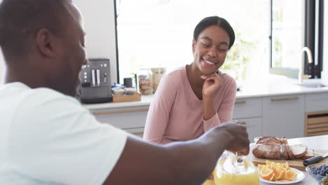 Ein-Vielfältiges-Paar-Genießt-Ein-Gemeinsames-Frühstück-Zu-Hause-In-Der-Küche