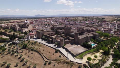 Aerial-view-orbiting-Medieval-Spanish-Castillo-de-Oropesa-fortification-in-the-Mediterranean-Toledo-province