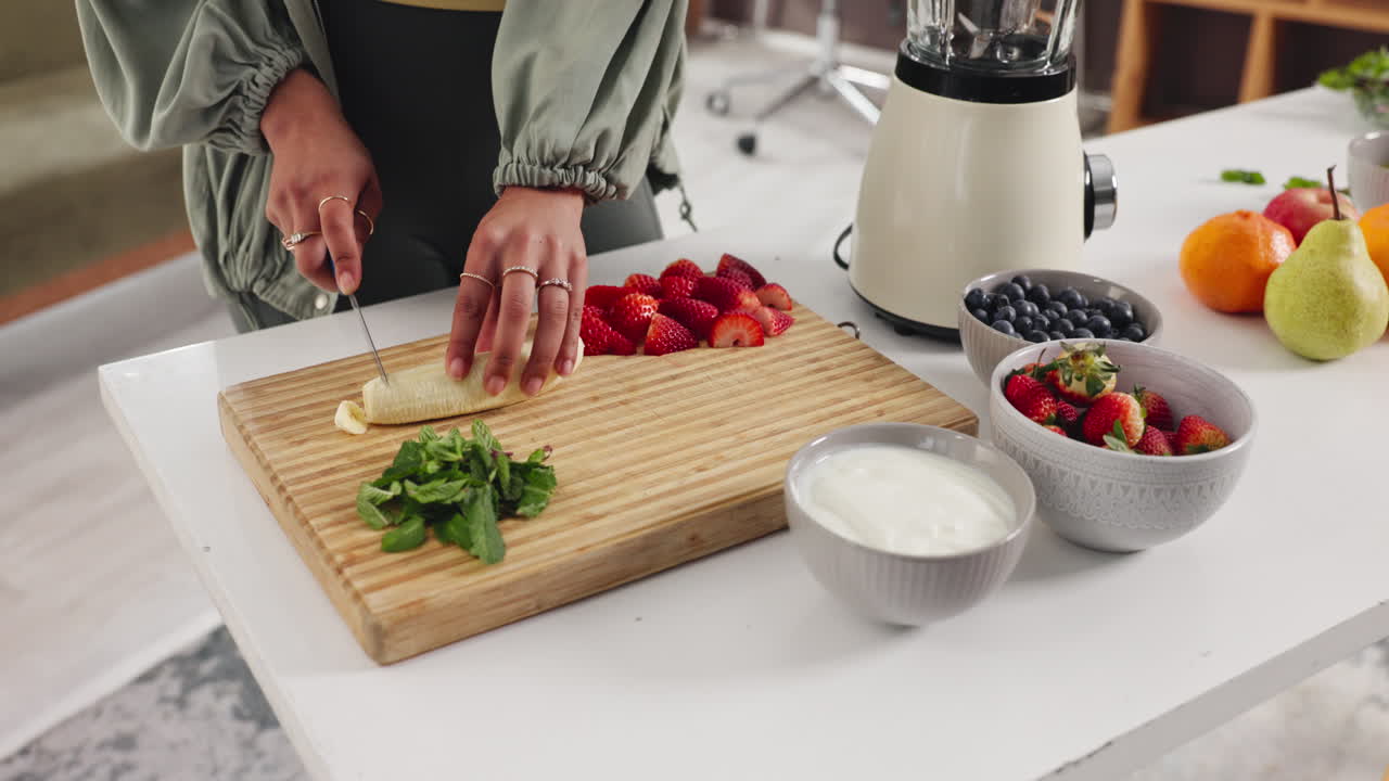 Preparare un frullato sano con frutta fresca