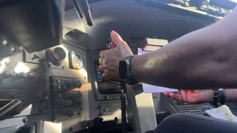 comprobaciones previas al vuelo dentro de la cabina de un moder jet antes del primer vuelo del día