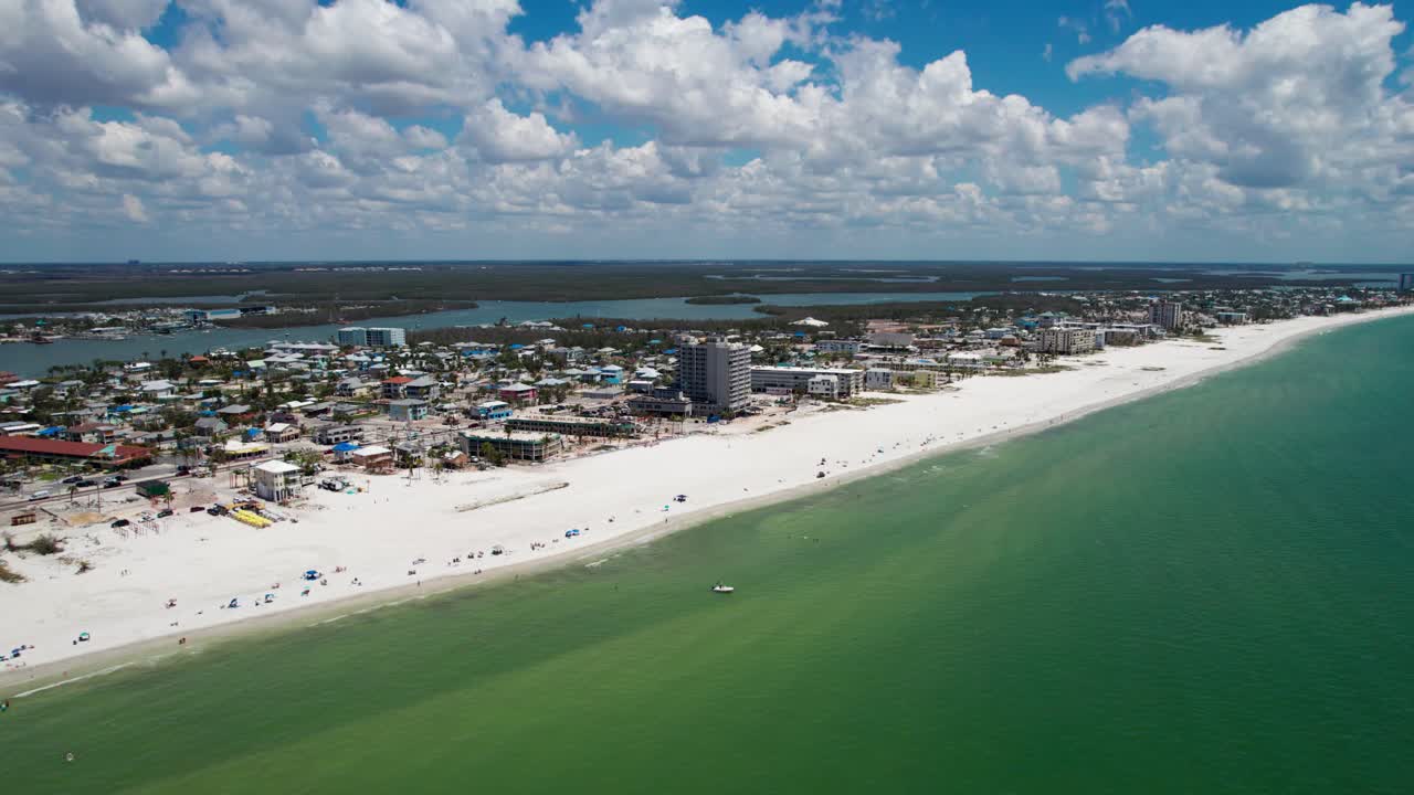 Cảnh quay drone lia máy sang trái Bãi biển Fort Myers, Florida với du khách