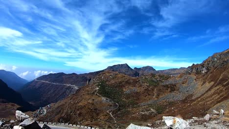 Die-Atemberaubende-Landschaft-Des-Himalaja-Gebirges-Am-Tag-Wird-Am-Nathula-Pass-In-Indien-Aufgenommen