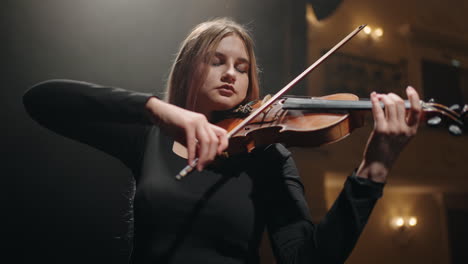 Joven-Violinista-Toca-Violín-En-Music-Hall-Retrato-De-Mujer-Con-Violín-Concierto-De-Música-Clásica-Primer-Violín-En-Orquesta-Solista-En-Escena