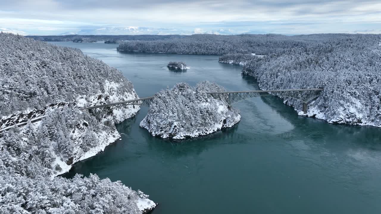 피달고 섬과 위드비 섬을 연결하는 디셉션 패스 브리지의 와이드 드론 샷