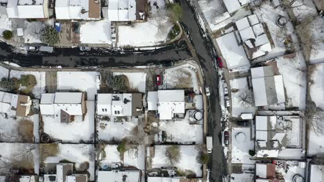 Vista-Superior-De-Drones-Del-Vecindario-Cubierto-De-Nieve