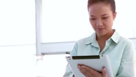 mujer de negocios usando su tableta pc