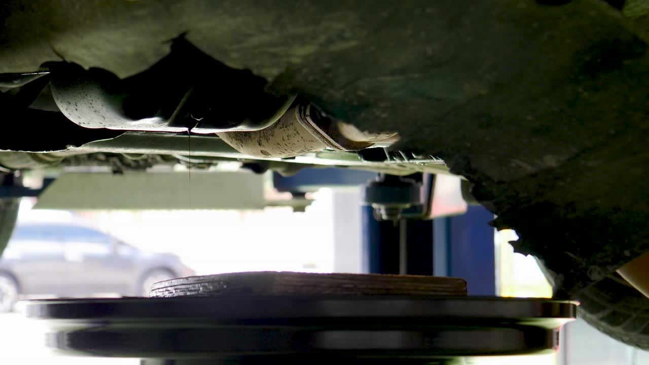 mecánico profesional de mantenimiento de un automóvil