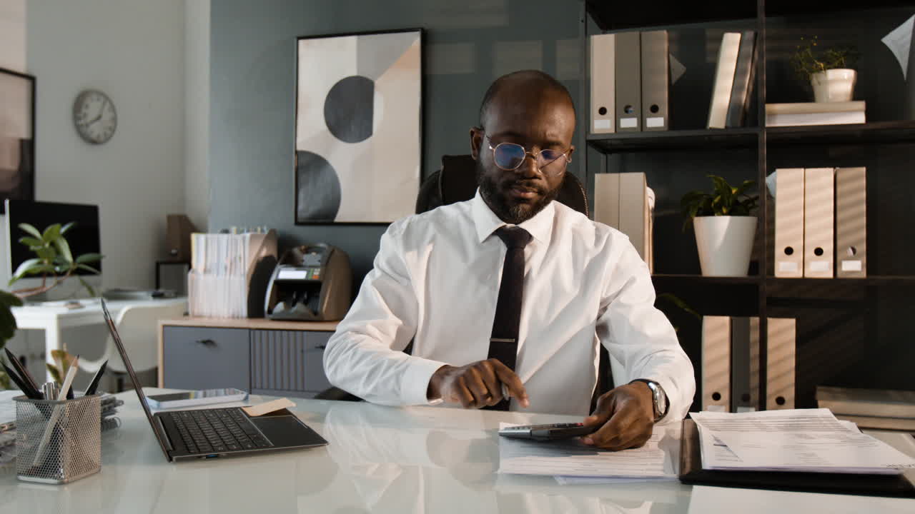 uomo d'affari che lavora alla sua scrivania