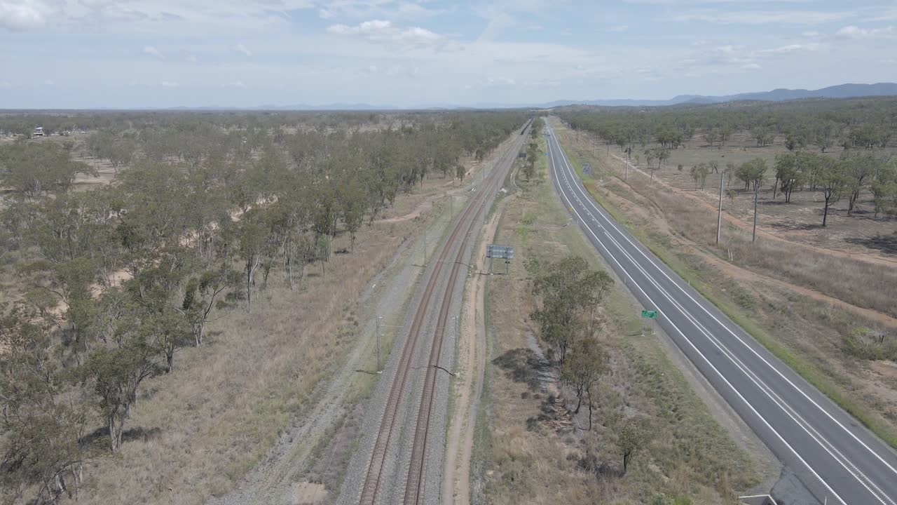 호주 극북 qld에 있는 빈 도로와 석탄 열차 철도의 조감도