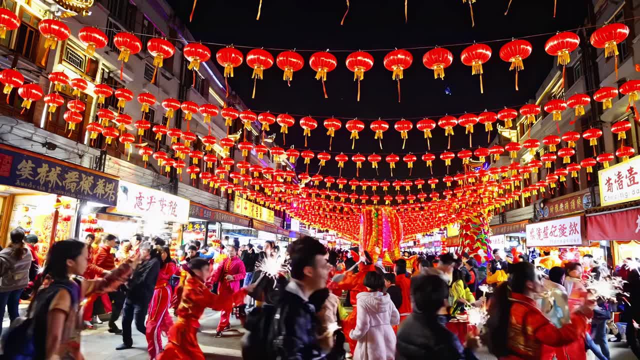 Celebrações de Ano Novo Chinês em um Mercado de Rua