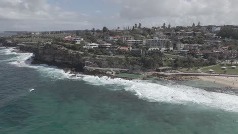 vista aérea de las olas del océano rompiendo en los baños bronte