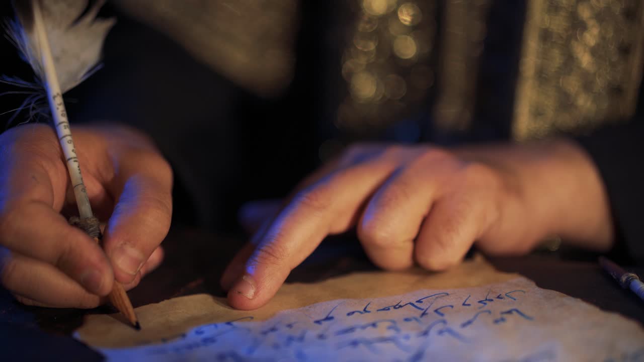 역사적인 비디오. 고대 시대에 펜으로 손으로 쓴 편지.