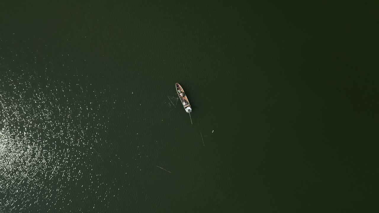 Barca da pesca su un lago