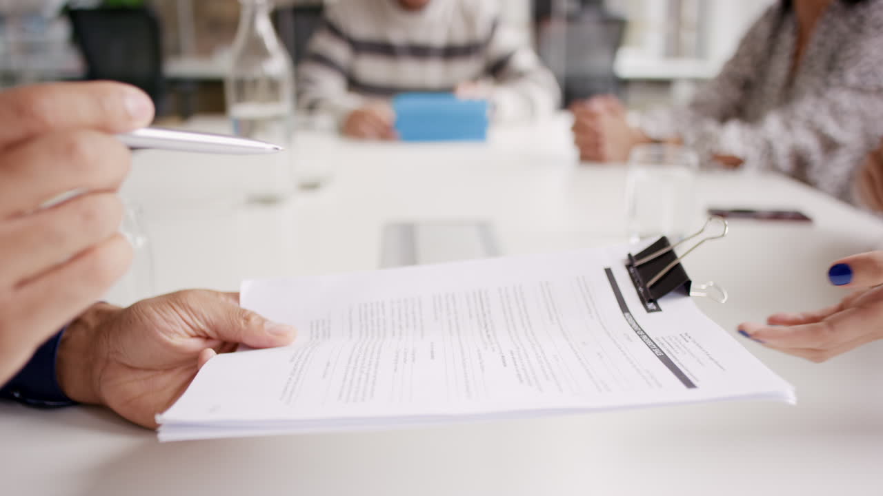 reunión de negocios con firma de documentos