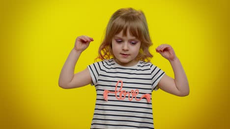 niño rubio disgustado niño mostrando gestos sin sentido con las manos, chismes, promesas vacías, mentiroso