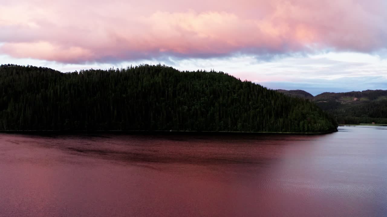 노르웨이의 클라우드 스케이프 아래 무성한 섬 산들의 풍경