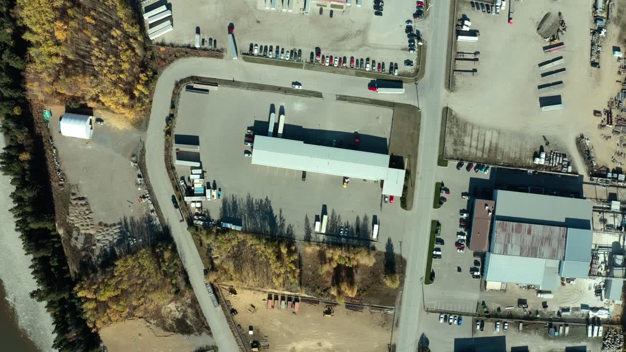 가을 시즌 동안 아래로 운전하는 트럭과 함께 산업 창고의 느린 회전, 공중 전망