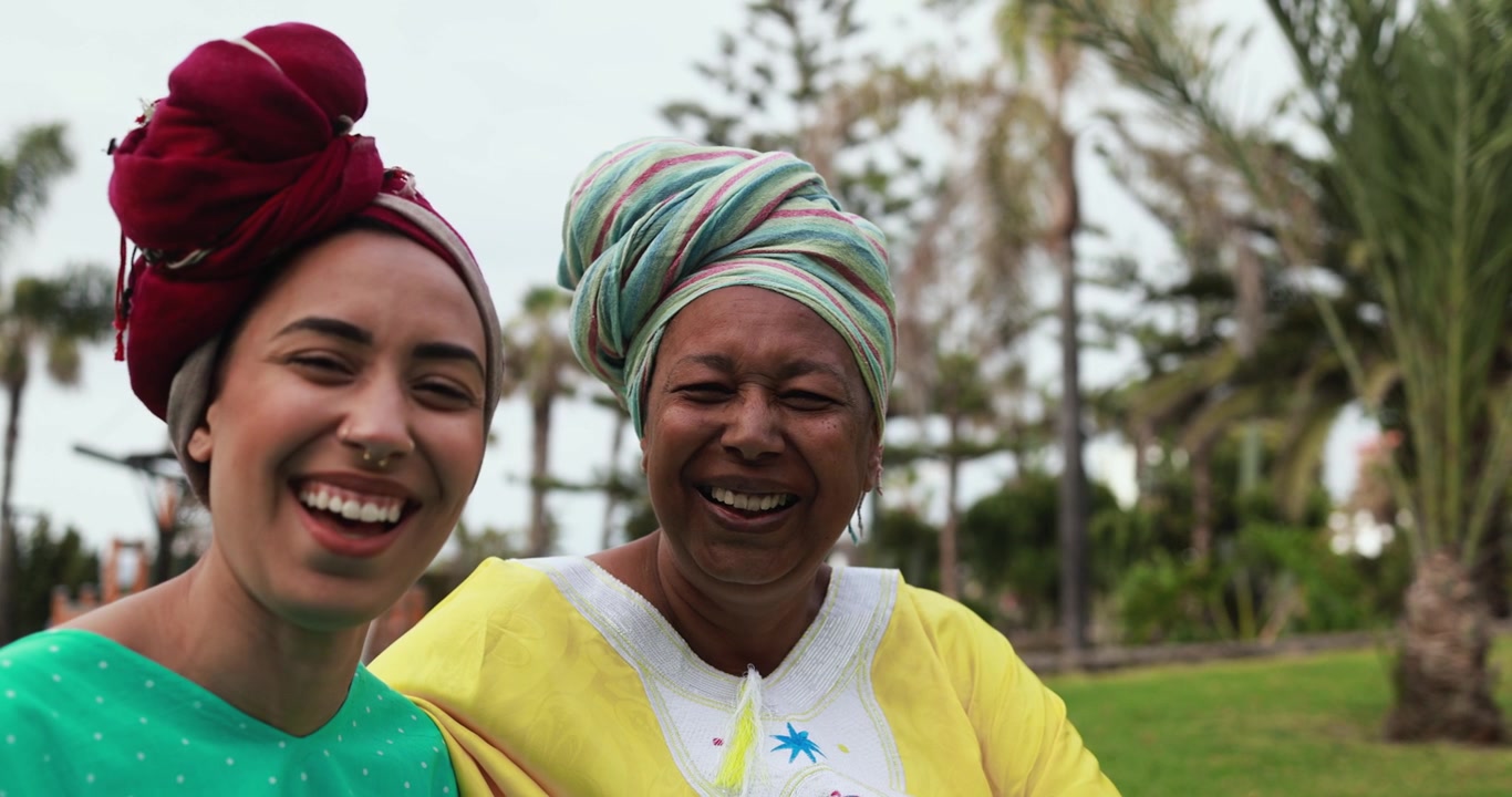Mulheres Africanas Felizes com Turbantes Tradicionais Sorrindo para a Câmera