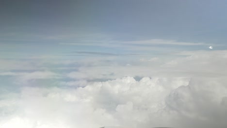 zicht op de lucht met witte gezwollen wolk en zonlicht boven de hemel