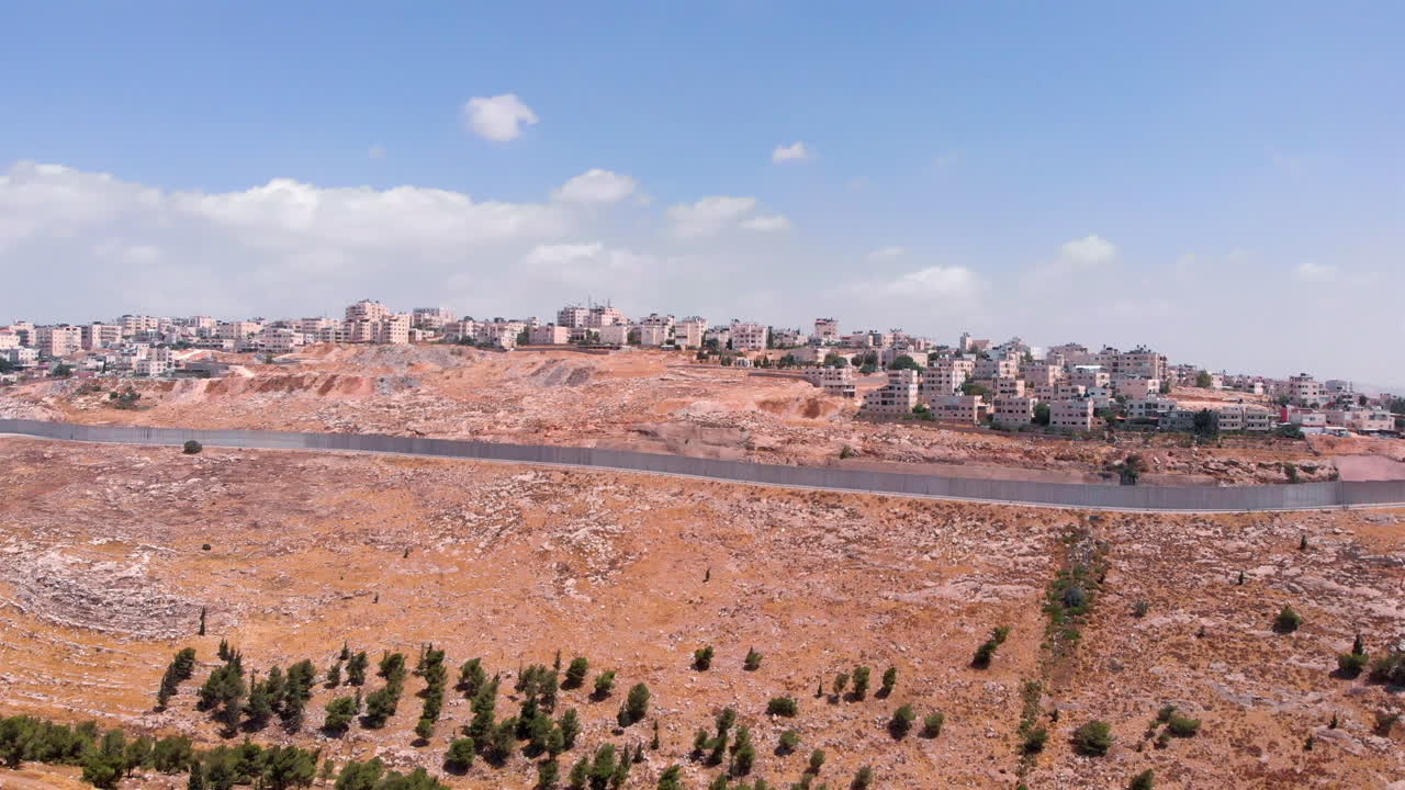 Vista aerea sul campo profughi di Qalandiya e sul muro di sicurezza