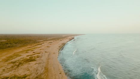 toma aérea de la playa desierta y el océano al atardecer, colombia, la guajira