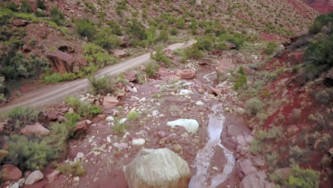 Antenne-Der-Unbefestigten-Straße-Mit-Butte-Mesa-Flat-Top-Mountain-An-Einem-Schönen-Tag-In-Der-Wüste-Im-Südwesten-Von-Colorado,-USA