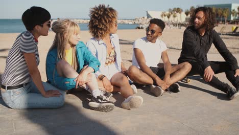 jóvenes amigos felices en la costa de la ciudad