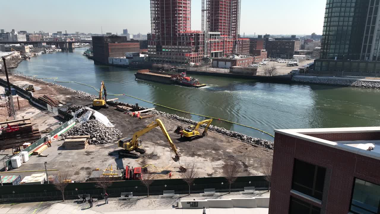 una vista aérea cerca de un nuevo edificio de apartamentos de gran altura en long island city, nueva york, en un día soleado