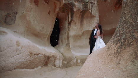 una pareja enamorada en una boda en una cueva.