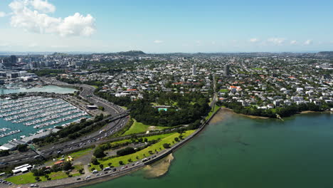 Imágenes-Aéreas-De-La-Ciudad-De-Auckland,-Nueva-Zelanda,-Nz-Drone-Vuelan-Sobre-El-Impresionante-Paisaje-Urbano-Durante-Un-Día-Soleado-De-Verano