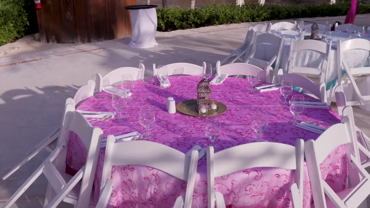una mesa puesta para una boda
