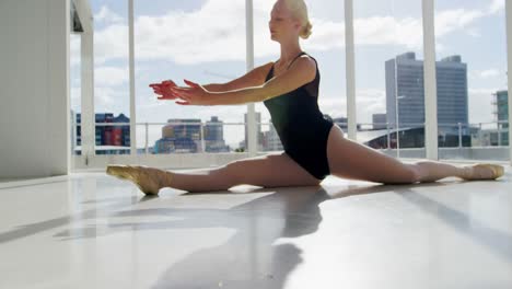 una bailarina realizando un split