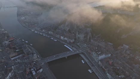 vista panorámica de la ciudadela de dinant bélgica durante el amanecer, aérea