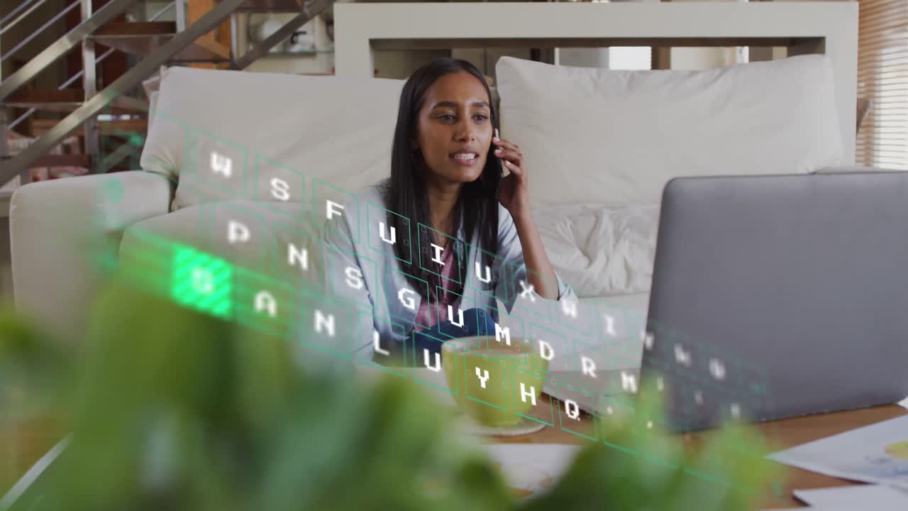 Animazione di elaborazione dati su donna di etnia mista che usa lo smartphone