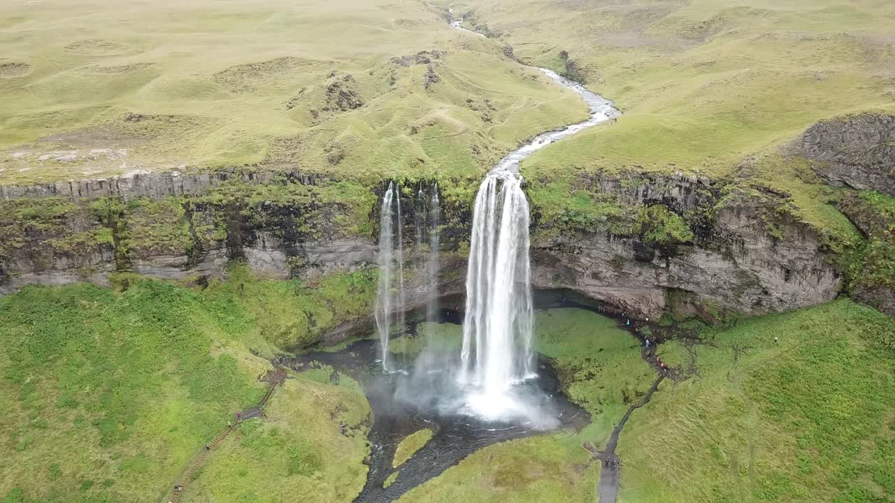 la mundialmente famosa cascada seljalandsfoss en islandia