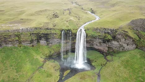 la mundialmente famosa cascada seljalandsfoss en islandia