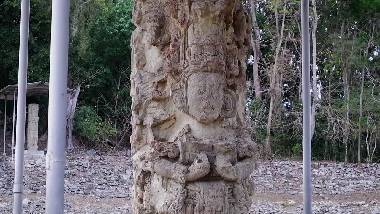 arte de estela de piedra antigua intrincadamente tallada en el sitio maya de copan
