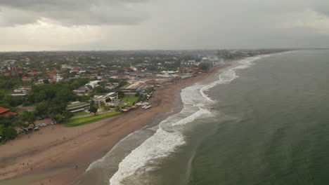 Luftaufnahme-Des-Berühmten-Tropischen-Sandstrandes-Und-Der-Stadt-Canggu-Auf-Bali-Während-Der-Regenzeit.-Panoramablick-Auf-Den-Strand-Von-Canggu-Und-Das-Tropische-Resort-Mit-Strandhäusern