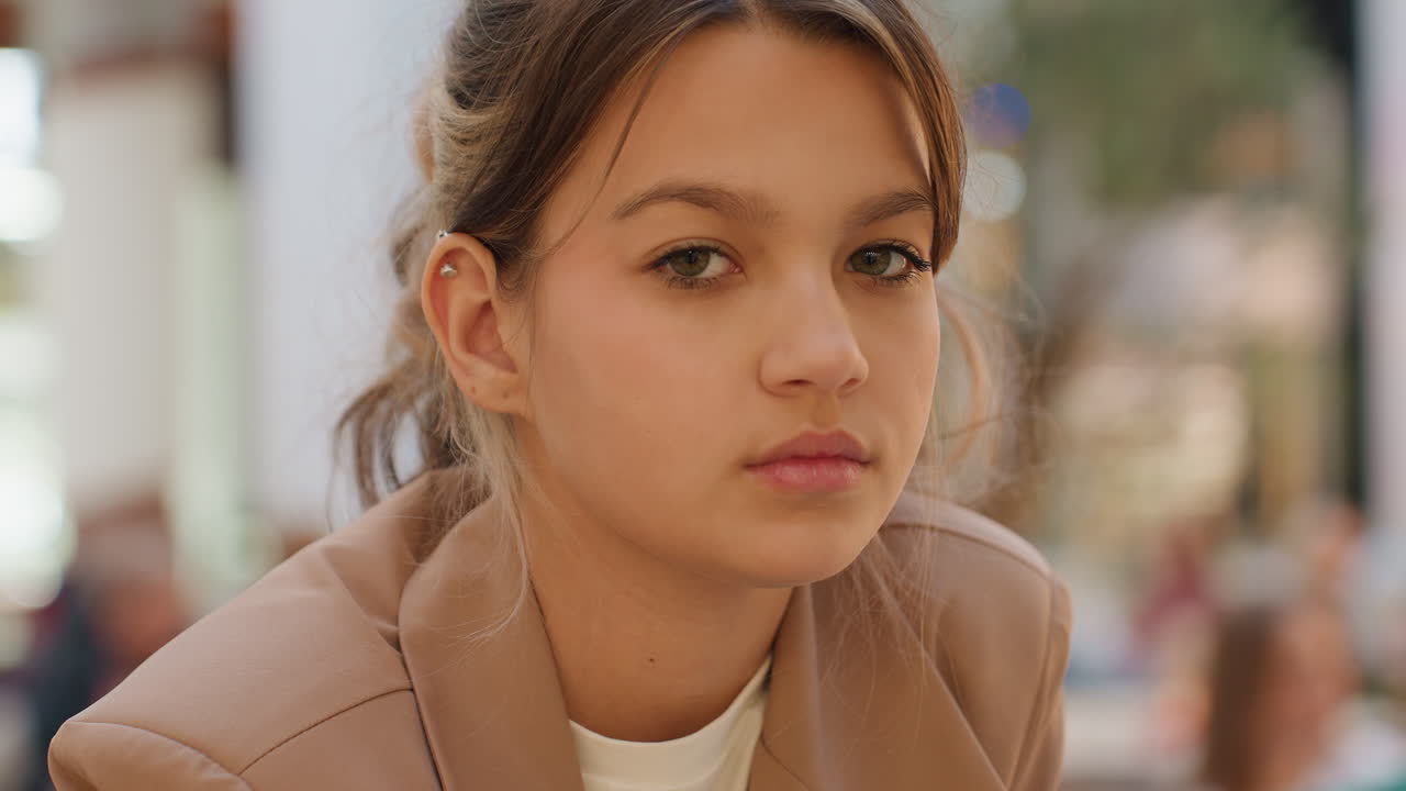 mujer reflexiva en un centro comercial animado, joven pensativa escribiendo en un diario en medio de la bulliciosa actividad del mercado, joven realizando un ejercicio de introspección con un cuaderno en un concurrido entorno de compras
